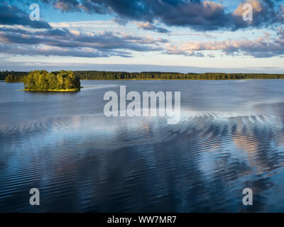 La Svezia, Smaland, EksjÃ¶, cloud umore a lago Solgen Foto Stock
