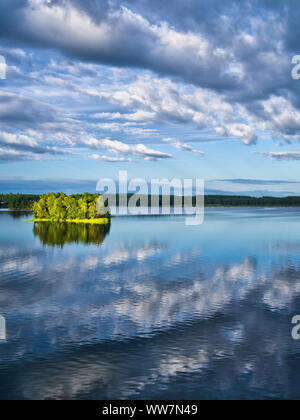 La Svezia, Smaland, EksjÃ¶, cloud umore a lago Solgen Foto Stock