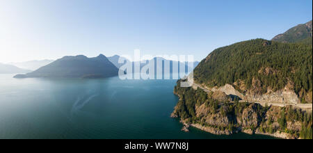 Antenna vista panoramica del mare a Sky Highway in Howe Sound, a nord di Vancouver, British Columbia, Canada. Prese durante una soleggiata giornata estiva. Foto Stock