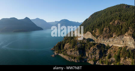 Antenna vista panoramica del mare a Sky Highway in Howe Sound, a nord di Vancouver, British Columbia, Canada. Prese durante una soleggiata giornata estiva. Foto Stock