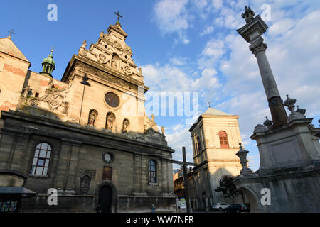 Lviv (Lwiw, Lemberg): ex Bernardino chiesa e la chiesa cattolica romana di Sant Andrea, oggi la Chiesa greco-cattolica di Sant'Andrea (sinistra) , Lviv Foto Stock