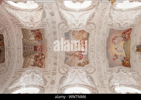 Vista interna con affreschi a soffitto e stucco, basilica San Quirin, monastero, il castello di Tegernsee, Tegernsee, Alta Baviera, Baviera, Germania, Europa Foto Stock