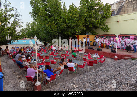 Trinidad, Cuba - Giugno 12, 2019: per coloro che godono di una performance nelle strade di una piccola città cubane. Foto Stock