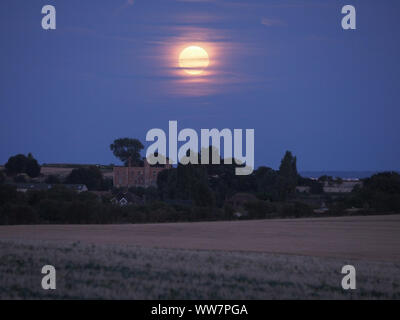 Eastchurch, Kent, Regno Unito. Il 13 settembre 2019. Regno Unito Meteo: la piena Harvest Moon visto svettare sulla storica Shurland Hall (dove Enrico VIII ha trascorso la sua luna di miele) in Eastchurch, Kent questa sera. Credito: James Bell/Alamy Live News Foto Stock