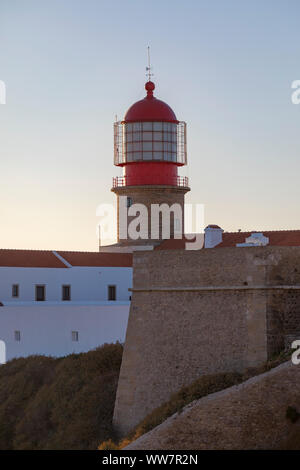 Il Portogallo, Algarve, Sagres, faro Cabo de Sao Vincente Foto Stock