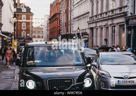 London, Regno Unito - 31 agosto 2019: LEVC ELETTRICO TX London Black Cab su una strada di Covent Garden di Londra. Taxi neri sono una parte importante di Foto Stock