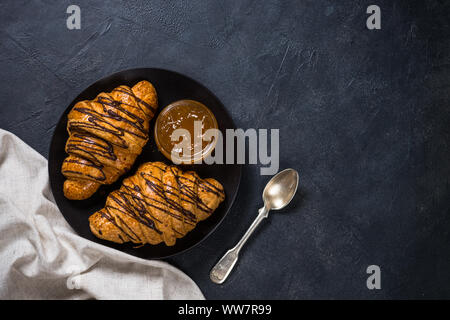 Cornetto con la marmellata su nero. Foto Stock