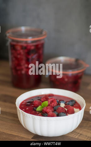 Rosso budino di frutti di bosco con yogurt vegetale e imbottigliato a bacca rossa pudding in barattolo di conservazione Foto Stock