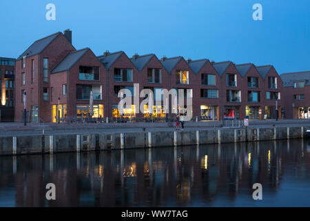 Germania, Wismar, edifici commerciali presso il porto vecchio Foto Stock