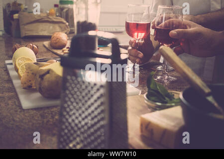 Vintage filtro per un cocktail home scena con tre mani da due uomini e una donna di casa. Scena nazionale di vita abituale per un po' di tempo insieme. Foto Stock