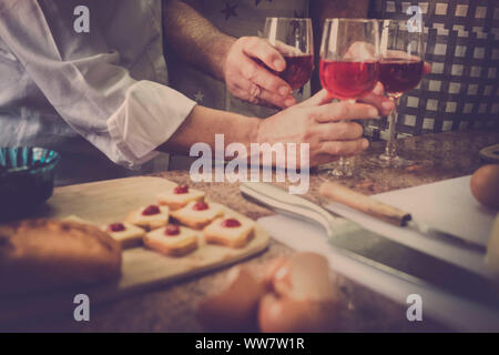 Vintage filtro per un cocktail home scena con tre mani da due uomini e una donna di casa. Scena nazionale di vita abituale per un po' di tempo insieme. Foto Stock