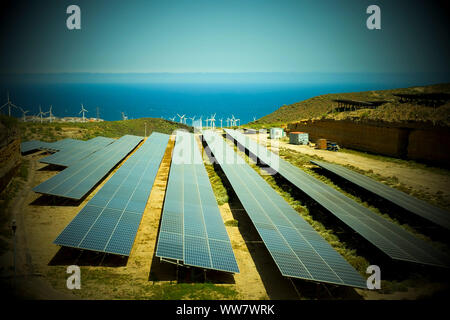 Pannello solare e il mulino a vento la produzione agricola nella natura a Tenerife Isole Canarie. la creazione di un mondo nuovo per un futuro verde per le persone Foto Stock