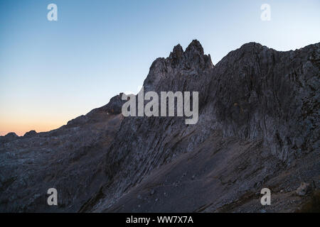 Vista sulle montagne del Wetterstein nella gamma vicino a Garmisch-Partenkirchen, in Baviera, Germania, Foto Stock