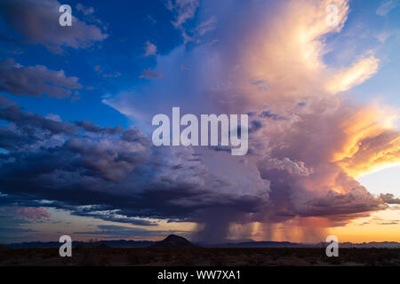 Le nuvole di cumulonimbus e il cielo drammatico al tramonto in Arizona da una tempesta di tuoni vicino a Salome Foto Stock