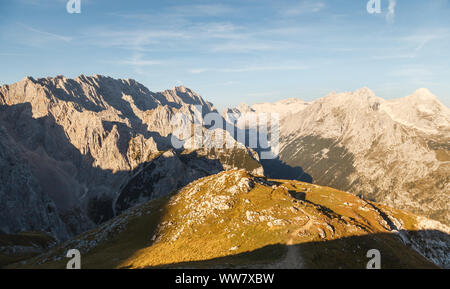 Vista sul Hochblassen e Alpspitze, due vertici nella gamma del Wetterstein vicino a Garmisch-Partenkirchen, in Baviera, Germania, Foto Stock