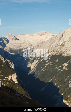 Vista sul massiccio Zugspitze, il ghiacciaio e le montagne del Wetterstein nella gamma vicino a Garmisch-Partenkirchen, in Baviera, Germania, Foto Stock