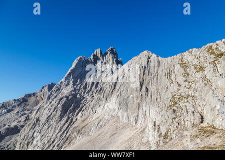 Vista sulle montagne del Wetterstein nella gamma vicino a Garmisch-Partenkirchen, in Baviera, Germania, Foto Stock