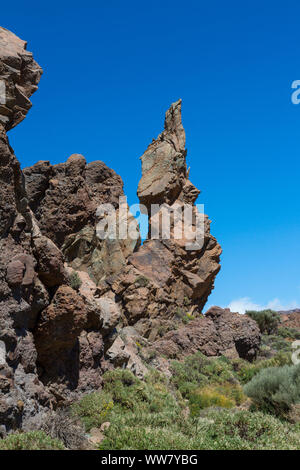 Le formazioni rocciose La Garcia, il Teide, il Pico del Teide, 3718 m, la montagna più alta della Spagna, vulcano paesaggio Las Canadas, Parco Nazionale di Teide Patrimonio Mondiale UNESCO - Sito naturale, Tenerife, Isole Canarie, Spagna, Europa Foto Stock