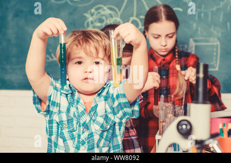 I ragazzi adorabili amici divertendosi a scuola. La scuola del laboratorio di chimica del concetto. Prova pratica in base insegnante programma di sviluppo professionale. Conoscenze pratiche. Prodotti per la cura del bambino e lo sviluppo. Classi scolastiche. Foto Stock