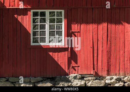 Dipinto di rosso casa in legno in Norvegia Foto Stock