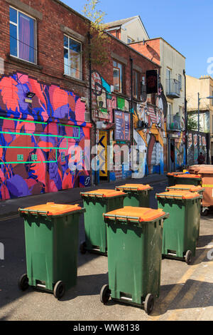 Colorato cassonetti e graffiti a Dublino, Irlanda Foto Stock