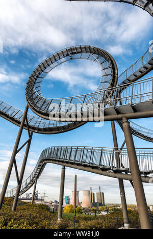 Duisburg, Renania settentrionale-Vestfalia, Germania, Landmark Tiger & Turtle - Magic Mountain in background il gas power station Duisburg-Huckingen nel quartiere HÃ¼ttenheim. Foto Stock