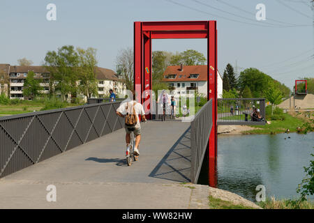 Ponte sul Niederfeldsee con la nuova moto Freeway Ruhr RS 1, Essen, distretto Altendorf, Nord Reno-Westfalia, Germania Foto Stock