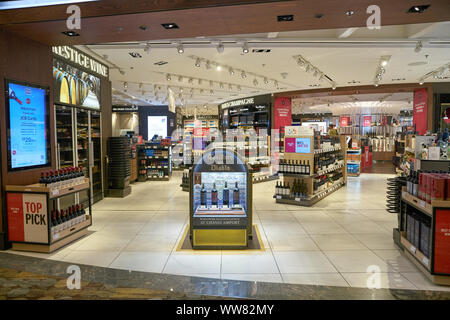 SINGAPORE - circa aprile, 2019: DFS Wine & Spirits all'Aeroporto Changi di Singapore. Foto Stock