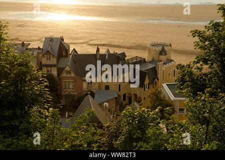 Ville sulla spiaggia di Trouville-sur-Mer, Calvados, Bassa Normandia, canale inglese, Francia Foto Stock