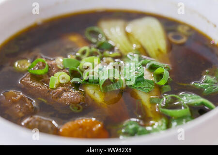 Vista ravvicinata della carne bovina Taiwanese noodle soup. Asian scuro con zuppa di verdure e carne di manzo stufato. Foto Stock