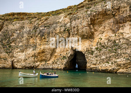 Gozo, la vicina isola di Malta, a nord-ovest della costa, costa rocciosa vicino a San Lawrenz, imbarcazioni turistiche, Inland Sea, grotta di roccia, che si trova nella Baia di Dwejra all'Azzurro Windo Foto Stock