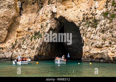 Gozo, la vicina isola di Malta, a nord-ovest della costa, costa rocciosa vicino a San Lawrenz, imbarcazioni turistiche, Inland Sea, grotta di roccia, che si trova nella Baia di Dwejra all'Azzurro Windo Foto Stock