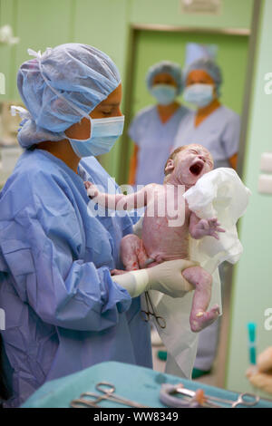 Bambino neonato, nascita, infermiere, operazioni, ospedale, Cechia Foto Stock