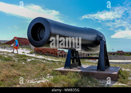 Un giovane bambino cammina accanto a cannone sul tetto del centro storico di Fort Jefferson al Parco Nazionale di Dry Tortugas sulla famiglia di un giorno di viaggio da Key West, Florida. Foto Stock