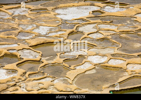 Gozo, la vicina isola di Malta, saline, saline per il sale di mare la produzione nella Xwejni Bay vicino a Marsalforn, Foto Stock