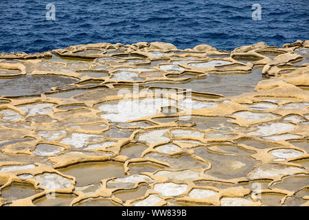 Gozo, la vicina isola di Malta, saline, saline per il sale di mare la produzione nella Xwejni Bay vicino a Marsalforn, Foto Stock