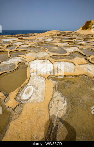 Gozo, la vicina isola di Malta, saline, saline per il sale di mare la produzione nella Xwejni Bay vicino a Marsalforn, Foto Stock