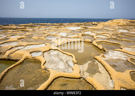 Gozo, la vicina isola di Malta, saline, saline per il sale di mare la produzione nella Xwejni Bay vicino a Marsalforn, Foto Stock