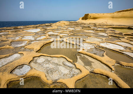 Gozo, la vicina isola di Malta, saline, saline per il sale di mare la produzione nella Xwejni Bay vicino a Marsalforn, Foto Stock