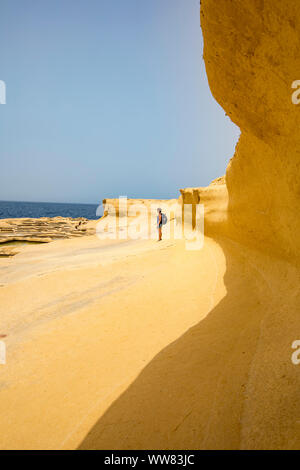 Gozo, la vicina isola di Malta, saline, saline per il sale di mare la produzione nella Xwejni Bay vicino a Marsalforn, Foto Stock