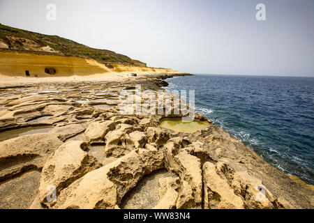 Gozo, la vicina isola di Malta, saline, saline per il sale di mare la produzione nella Xwejni Bay vicino a Marsalforn, Foto Stock