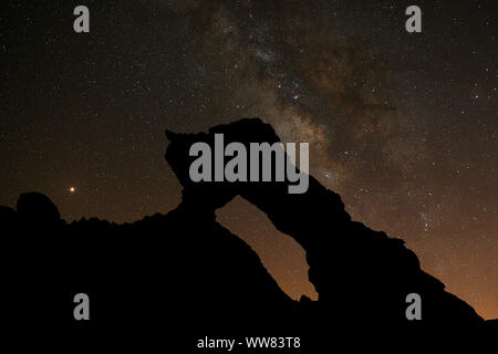 Zapato de la Reina, il pattino della regina con cielo stellato, la Via Lattea, notte fotografia alla luna nuova, Las CaÃ±adas, Parco Nazionale di Teide Tenerife, Isole Canarie, Spagna Foto Stock