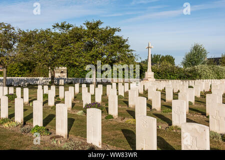 Brown di strada del cimitero militare vicino Festubert nel nord della Francia Foto Stock