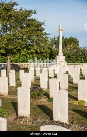 Brown di strada del cimitero militare vicino Festubert nel nord della Francia Foto Stock