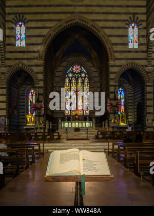 Aprire la Bibbia nella Basilica di Dan Francesco di Siena Foto Stock