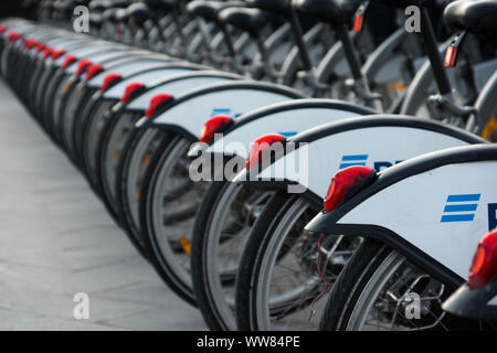Mosca, Russia - Sep 12, 2019: noleggio biciclette stand in una fila, Moscow International Business Center o Moskva-City. Foto Stock