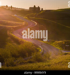 Paesaggio autunnale con street in Toscana vicino a Siena Foto Stock