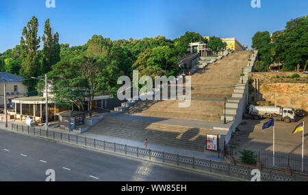 Odessa, Ucraina - 06.19.2019. Vista di Primorsky Boulevard e il gigante scala dal porto di Odessa in Ucraina Foto Stock