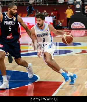 Nicolás Laprovittola (Argentina), Nicholas Batum (Francia). Pallacanestro FIBA World Cup Cina 2019, Semifinali Foto Stock