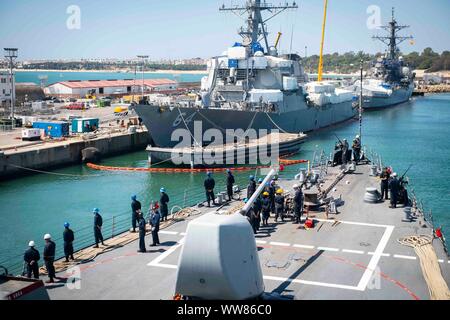 190909-N-BM428-0014 Naval Station Rota, Spagna (sett. 9, 2019) marinai uomo le rotaie sul castello di prua sulla Arleigh Burke-class guidato-missile destroyer USS Donald Cook (DDG 75) mentre in partenza stazione navale Rota, Spagna, Sett. 9, 2019. Donald Cook, distribuito a Rota, Spagna, è il suo nono patrol NEGLI STATI UNITI Sesta flotta area di operazioni a sostegno degli Stati Uniti per gli interessi di sicurezza nazionali in Europa e in Africa. (U.S. Foto di Marina di Massa lo specialista di comunicazione di terza classe Damon Grosvenor/rilasciato) Foto Stock